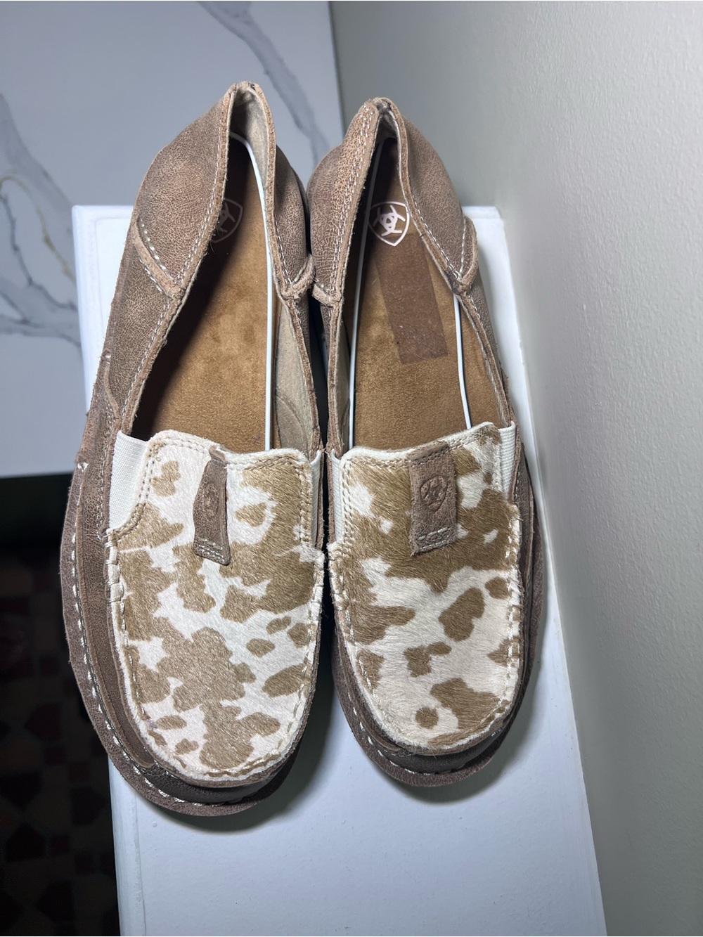 Ariat Women’s Cruiser Cow Print Hair-On Shoes Adobe NWOT Size 9B moccasin - Picture 2 of 9